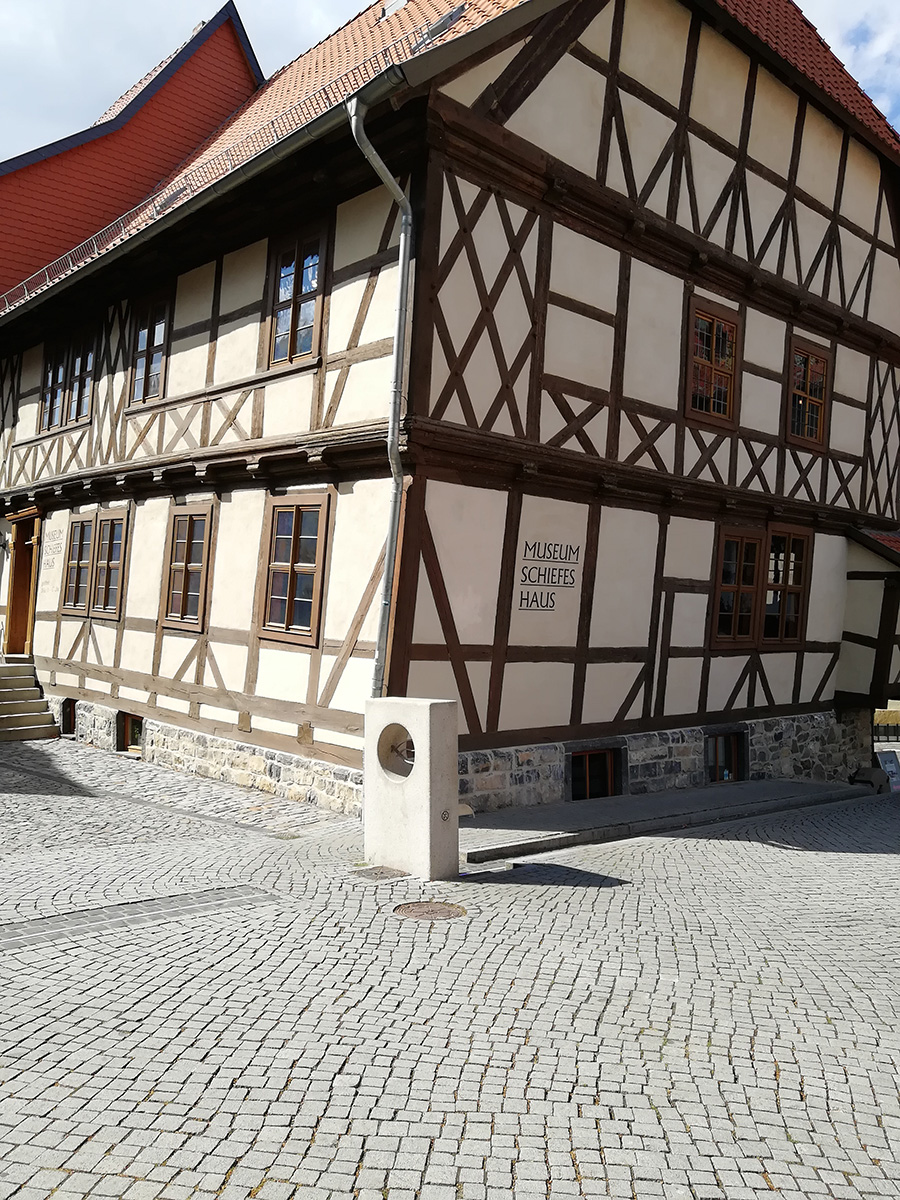 Schiefes Haus